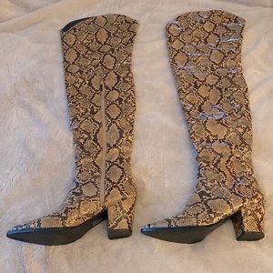 Boohoo thigh high western style snake skin print size 8 thin material low heel